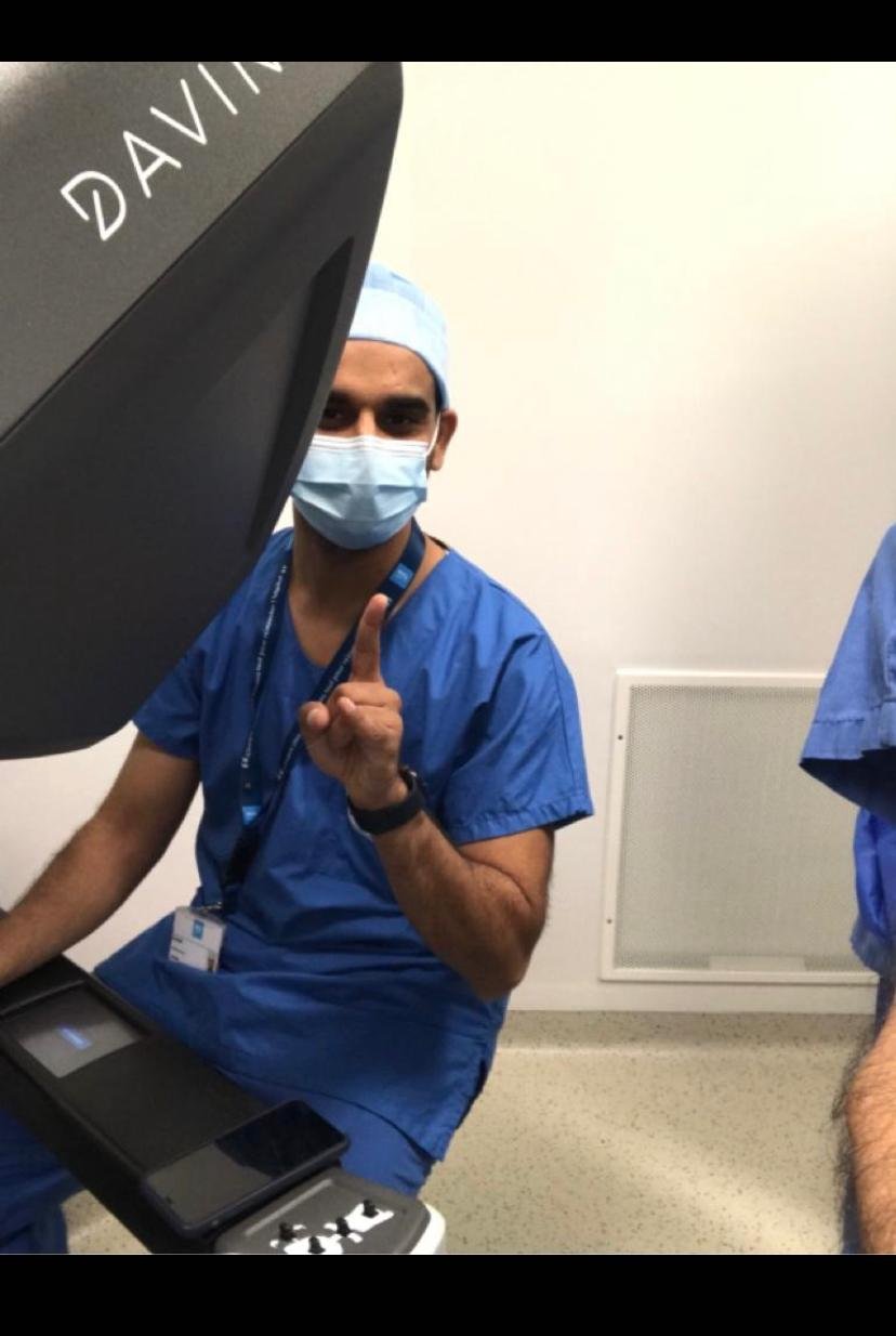 Dr Yassine Mohamed à la console du robot chirurgical da Vinci - Al Hoceima.